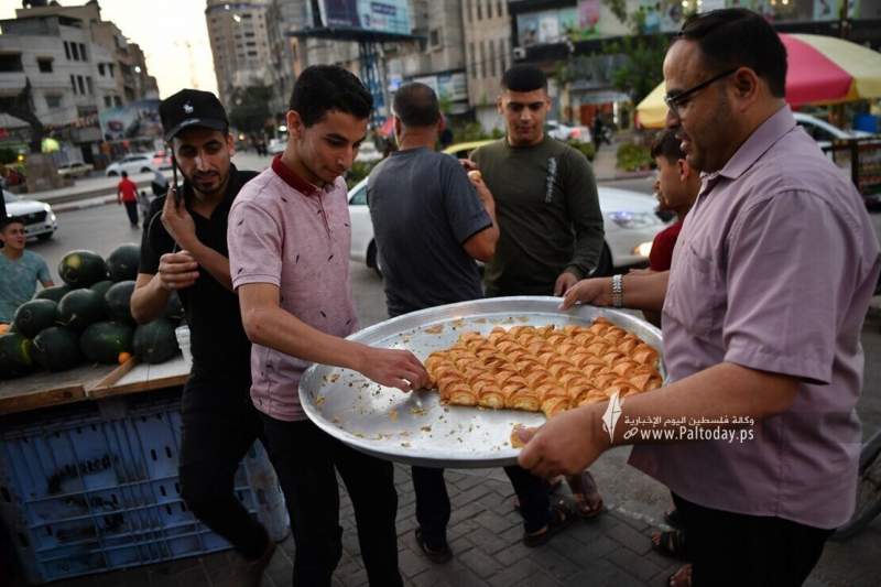 (تصاویر) توزیع شیرینی به مناسبت کشته شدن ۴ اسرائیلی